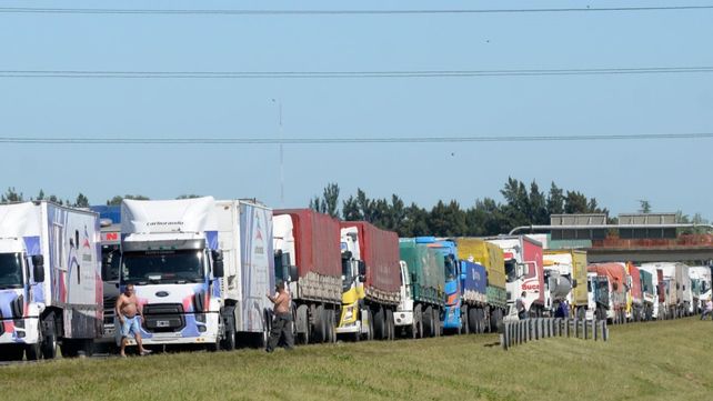 La postal de todos los años: la congestión de camiones por la cosecha gruesa.&nbsp; 