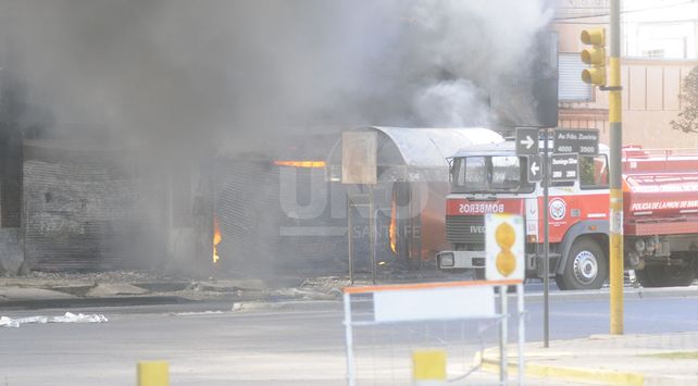 Tres horas de tensión por un gran incendio en barrio Fomento 9 de Julio
