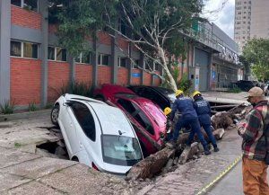 En Porto Alegre se abrió un socavón en el suelo y se tragó tres autos
