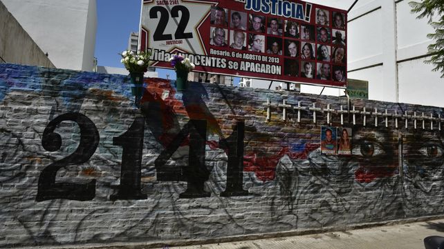 Una marca amarilla en la vereda frente a Salta 2141