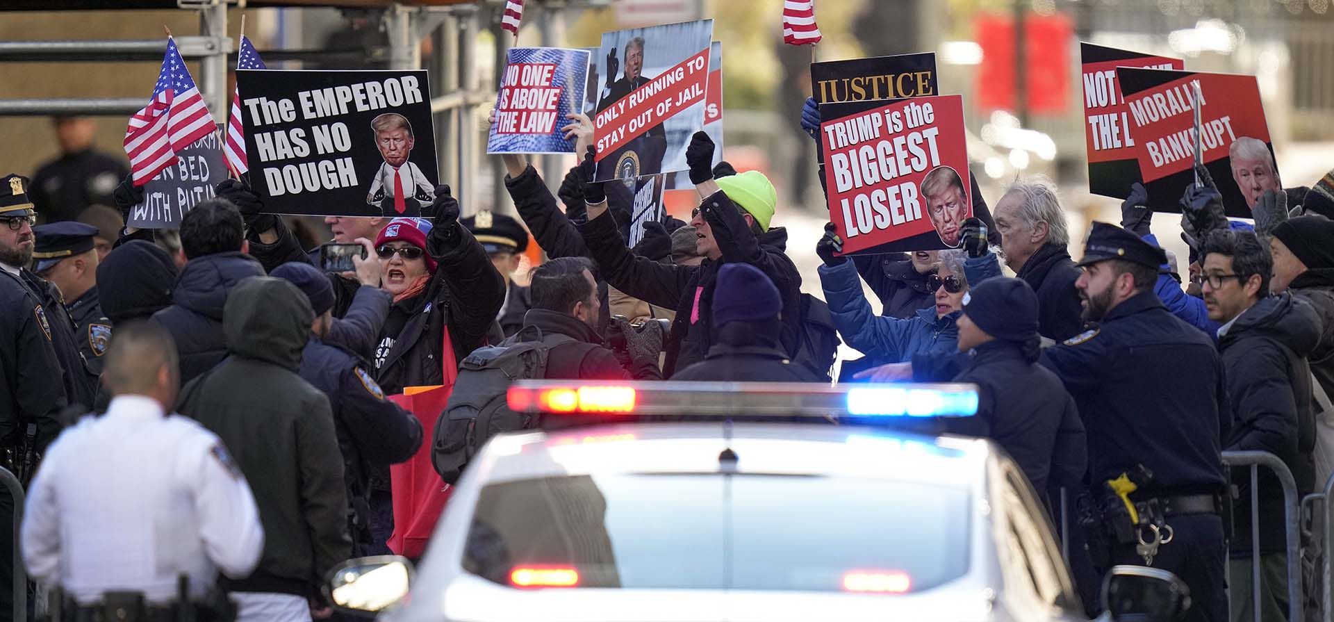 Antipartidarios a Donald Trump se manifiestan frente al tribunal penal de Manhattan mientras esperan la llegada del expresidente, el lunes 25 de marzo de 2024, a Nueva York. Un juez sopesará el lunes cuándo irá a juicio el expresidente. (Foto AP/Seth Wenig) Antipartidarios a Donald Trump se manifiestan frente al tribunal penal de Manhattan mientras esperan la llegada del expresidente, el lunes 25 de marzo de 2024, a Nueva York. Un juez sopesará el lunes cuándo irá a juicio el expresidente. (Foto AP/Seth Wenig)