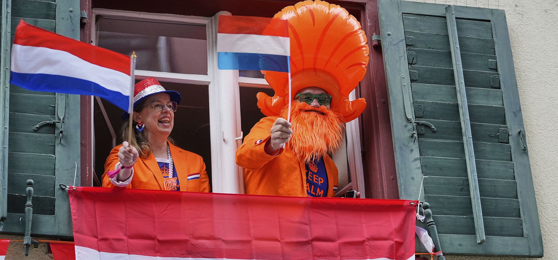 Aficionados holandeses de Eurovisión celebran desde la ventana de un apartamento en el centro de la ciudad antes de la primera semifinal del 69º Festival de la Canción de Eurovisión, en Basilea, Suiza, el martes 13 de mayo de 2025. (Foto AP/Martin Meissner) Aficionados holandeses de Eurovisión celebran desde la ventana de un apartamento en el centro de la ciudad antes de la primera semifinal del 69º Festival de la Canción de Eurovisión, en Basilea, Suiza, el martes 13 de mayo de 2025. (Foto AP/Martin Meissner)