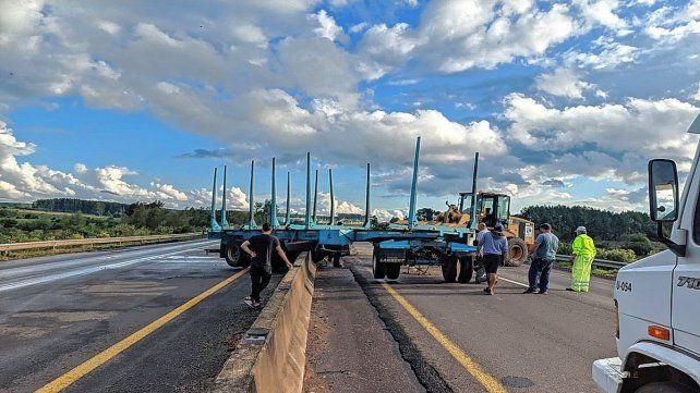 Por el mal estado de la ruta 14 perdió el control del camión