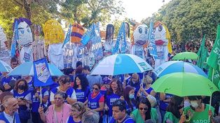 Masiva movilización de docentes santafesinos tras el rechazo de la propuesta salarial de la Provincia.