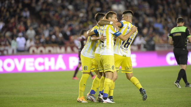 Festejo canalla. Ruben se abraza con Lo Celso y Dupuy (tapado).&nbsp;