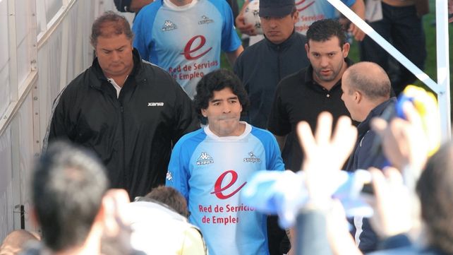 Diego Maradona en la cancha de Patronato