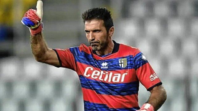 El arquero Gianluigi Buffon tiene una gran oferta de Arabia Saudita para seguir en actividad.