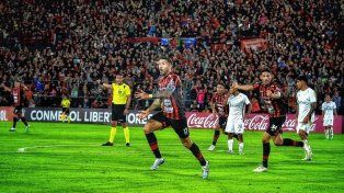 Sergio Ojeda festeja el segundo gol de Patronato en un repleto estadio Grella.