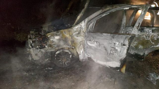 El Fiat Palio de Fernández fue hallado totalmente destruido por el fuego.&nbsp;