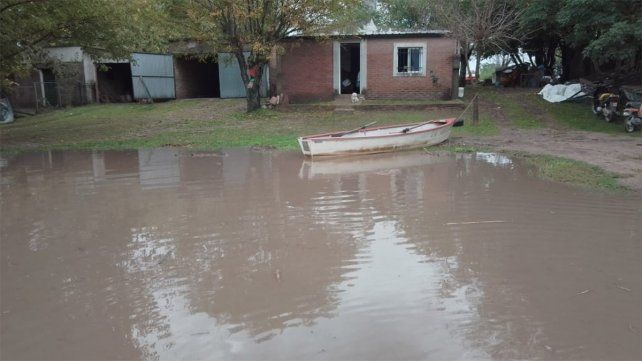 Por las intensas lluvias se desbordó el arroyo Las Conchas y debieron poner a resguardo la histórica balsa. Una vivienda está en riesgo
