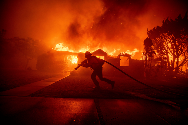 Más de 1400 efectivos combaten los incendios en Los Ángeles.