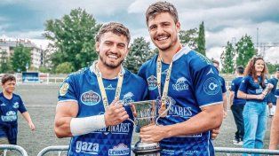 Martiniano Cian (a la izquierda) junto a Alejandro Alonso, el otro centro, y la nueva Copa obtenida con el VRAC.