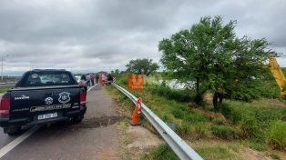 Buzos tácticos de la policía de la provincia trabaja en el operativo para retirar el camión del arroyo y buscar al conductor&nbsp;