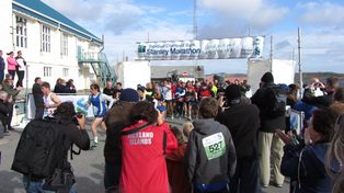 Las Malvinas tienen hoy 3.400 habitantes: 117 son chilenos y hay cinco argentinos