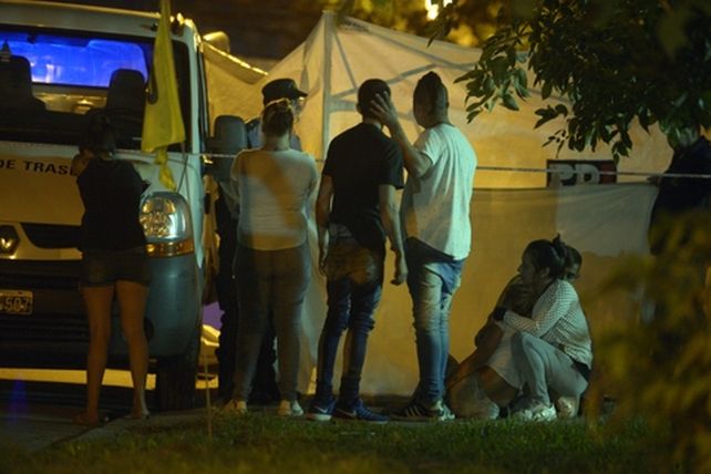 dolor. Algunos familiares de las víctimas llegaron a la escena del crimen en Liniers al 2000 de Baigorria.