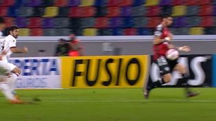 La pelota acaba de impactar en la mano de Fabio Pereyra tras el disparo de Brian Aguirre. Claro penal a favor de Newells.