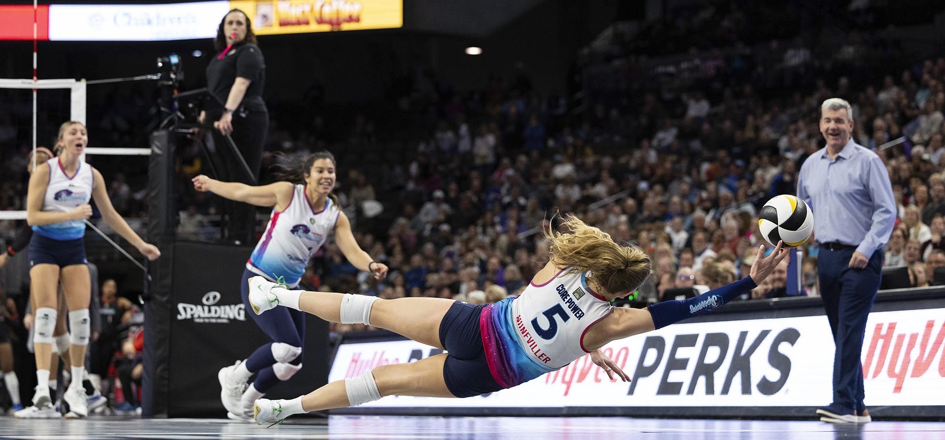 Brooke Nuneviller (5), de Omaha Supernovas, se lanza a por el balón contra THE Atlanta Vibe durante un partido de la Federación Profesional de Voleibol en Omaha, Nebraska. (Foto AP/Rebecca S. Gratz) Brooke Nuneviller (5), de Omaha Supernovas, se lanza a por el balón contra THE Atlanta Vibe durante un partido de la Federación Profesional de Voleibol en Omaha, Nebraska. (Foto AP/Rebecca S. Gratz)