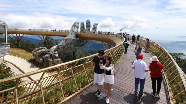 El increíble Puente de oro sostenido por dos manos deslumbra a los visitantes de Vietnam
