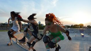 El quad skate es un deporte sobre patines de cuatro ruedas como los de patín artístico, pero con algunas adaptaciones que lo hacen muy similar al skateboarding (Foto @morgana_ph)