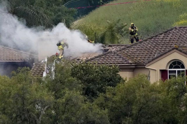Cayó un avión de pequeño porte sobre dos casas en California: murieron dos personas y un perro