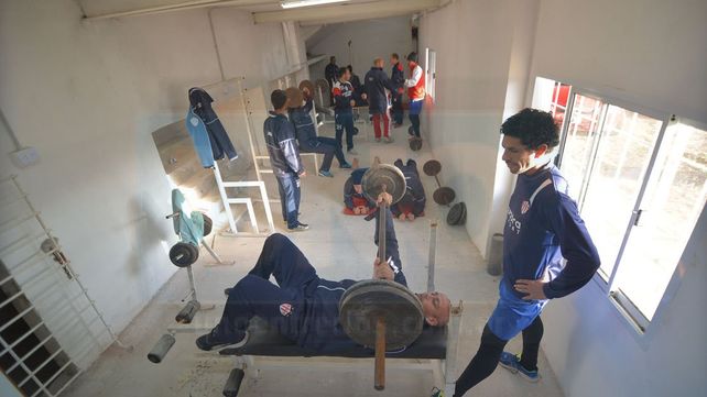 El segundo turno de ayer se realizó en el gimnasio del club . &nbsp;