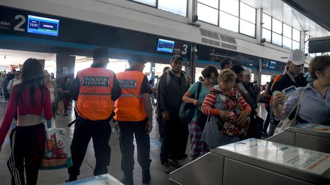 Efectivos de la Policía Federal controlan el ingreso de personas a la estación de trenes de Once.&nbsp;
