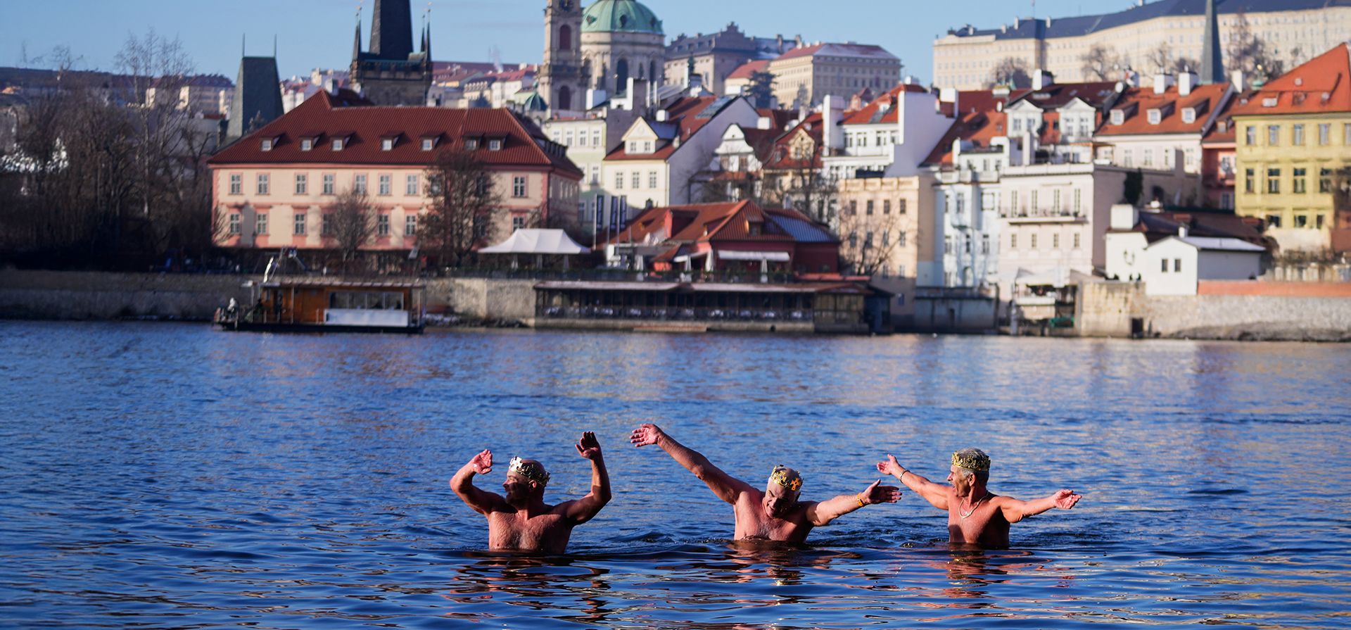 Nadadores polares participan en su tradicional nado de los Reyes Magos en el río Moldava en Praga, República Checa, el martes 6 de enero de 2026. (Foto AP/Petr David Josek) Nadadores polares participan en su tradicional nado de los Reyes Magos en el río Moldava en Praga, República Checa, el martes 6 de enero de 2026. (Foto AP/Petr David Josek)