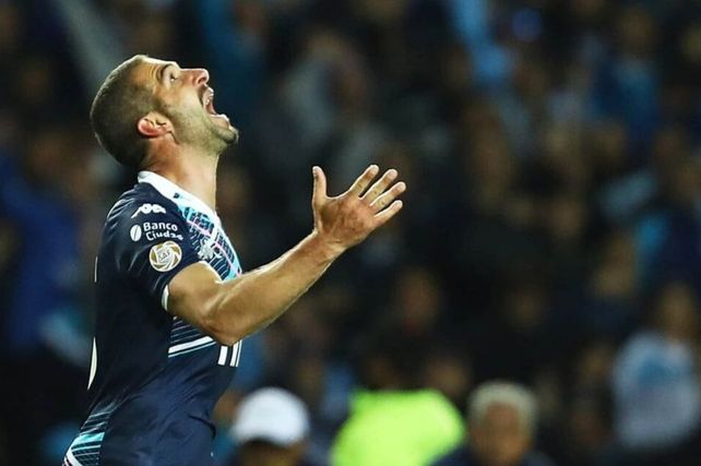 Racing estiró su levantada con un trabajoso triunfo ante el duro Arsenal