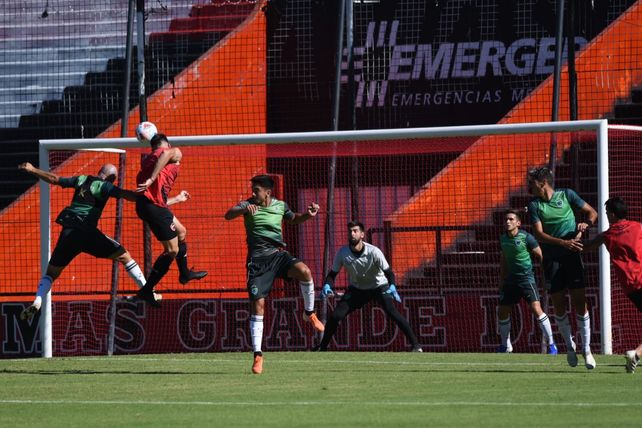 Newells le ganó a Sarmiento de Junín con goles de Formica y Capasso