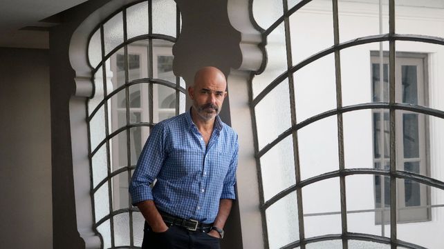 El escritor Eduardo Sacheri presentó ante un selecto grupo de libreros rosarinos su nueva novela