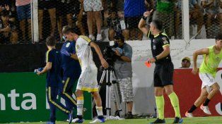 Hasta acá llegó. Juan Cruz Komar se retira totalmente acalambrado faltando unos diez minutos. Tuvo una situación clara de gol y cumplió en la tarea defensiva.