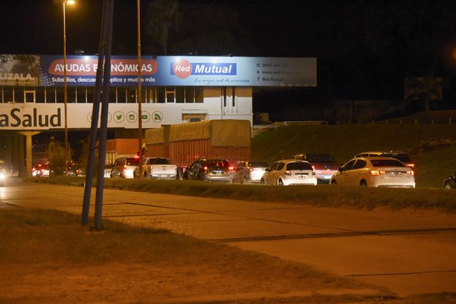 Largas filas de vehículos para cruzar el túnel subfluvial