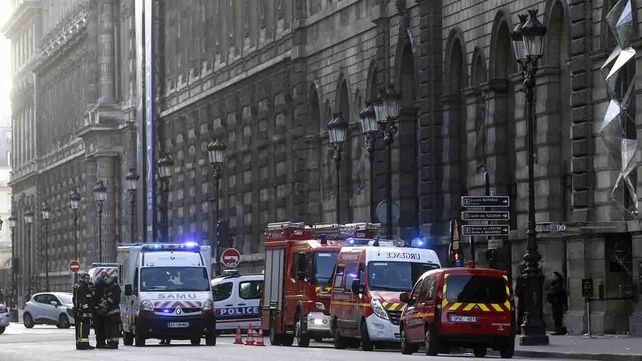 Un militar baleó a un hombre que intentó atacarlo frente al Museo del Louvre
