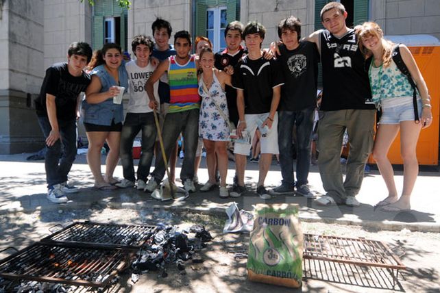 Los estudiantes secundarios festejaron en su último día de clases