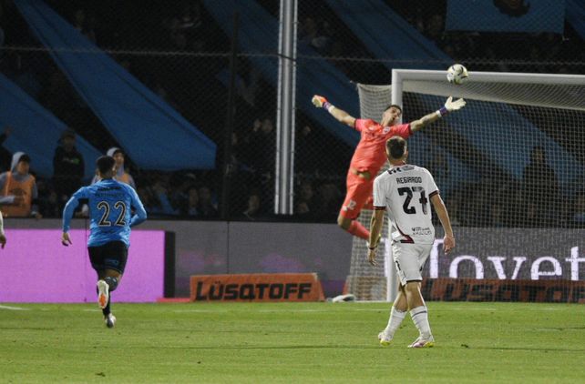 Espínola ya se mandó un macanazo y después no puede evitar el gol. Ahí Newell's empezó a perderlo.