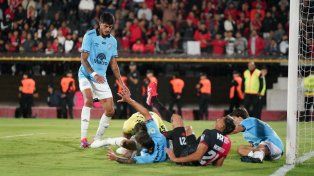 La última clara de Newell’s. Centro pasado de Maroni, Cocoliso González la bajó al medio y Herrera no llegó a conectar, quedándosela el arquero pirata Espínola. Los leprosos llegaron más en el complemento.