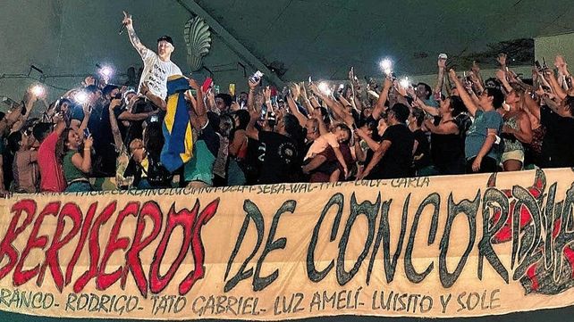 Durante el show el cantante se subió a la tribuna alta del teatro.