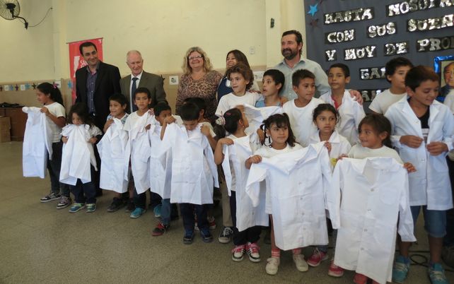 Autoridades entregaron guardapolvos en la escuela Padre Catena de la capital provincial