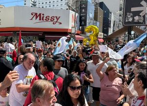 Tensión y disturbios en la peatonal de Santa Fe por la visita de Milei: opositores corrieron a militantes libertarios
