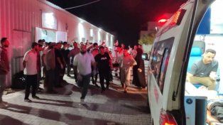 Traslado de heridos luego del bombardeo a una escuela de Nuseirat, Gaza