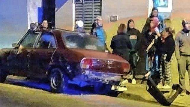 Paraná: chocó dos autos estacionados y provocó daños en una vivienda