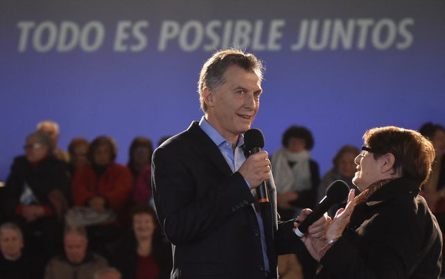 Mauricio Macri junto a una jubilada el viernes pasado cuando se presentó el proyecto que será enviado al Congreso.