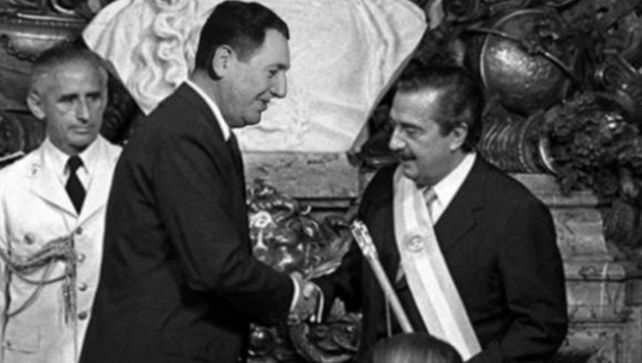 ¿Traspaso de mando? “Distópica” es una ucronía que plantea que Perón no murió en 1974 y luego lo sucede Alfonsín.