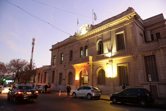 En el español. Los médicos del efector siguen de cerca la evolución.