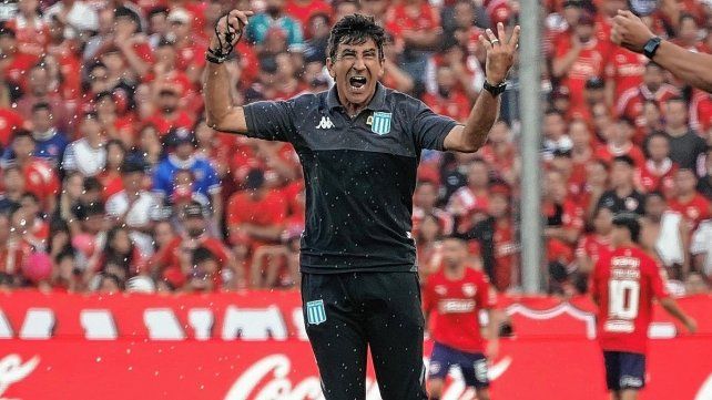 Gustavo Costas: Racing le puede competir a River y Boca.