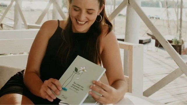 La escritora junto a su primer libro Las cosas no mejoran con el tiempo