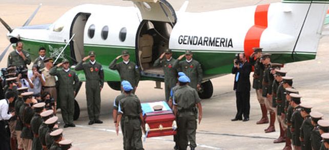 Llegaron la pa&iacute;s los restos del gendarme muerto por el sismo en Hait&iacute;