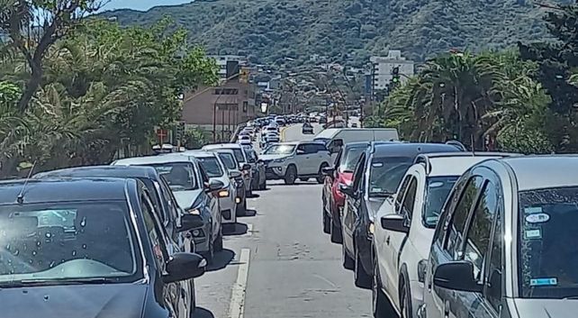 COLAS. Largas hileras de automóviles se vieron en localidades de las sierras cordobesas