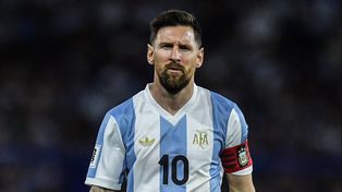 Lionel Messi, quien asistió a Lautaro Martínez en el gol del triunfo ante Perú, con la nueva camiseta de las tres tiras.