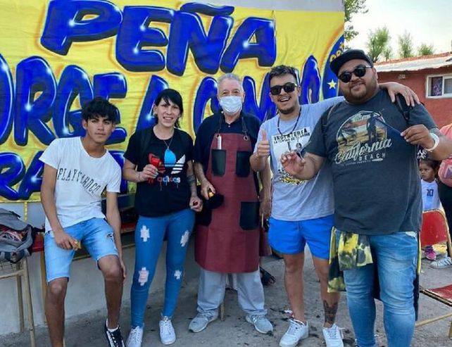 Peluqueros solidarios en el barrio El Perejil